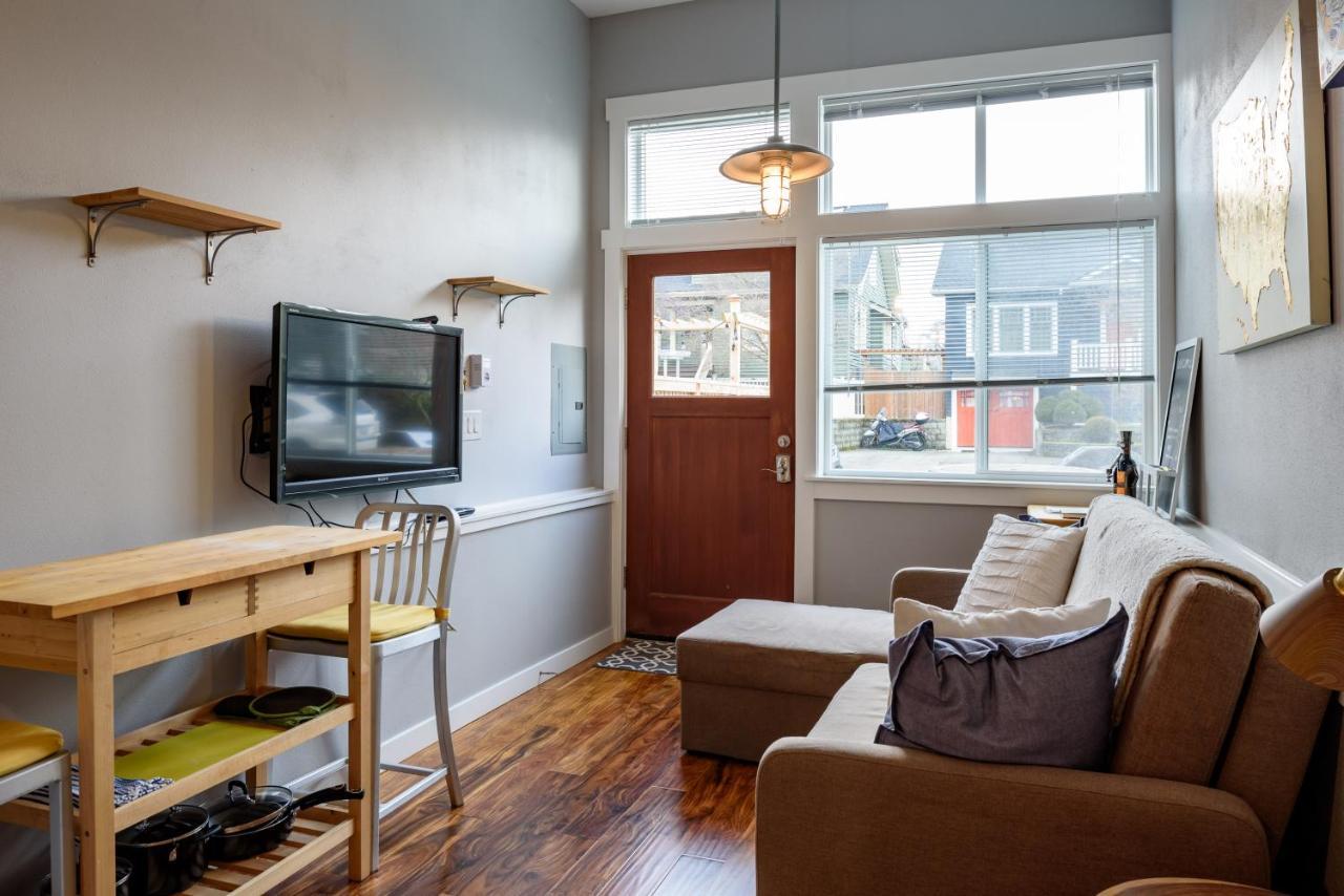 Tiny House By Kabino Mini Modern Tiny Home Heart Of Green Lake Pet Friendly Wifi Loft Up Ladder Plus Sleeper Sofa Сіетл Екстер'єр фото