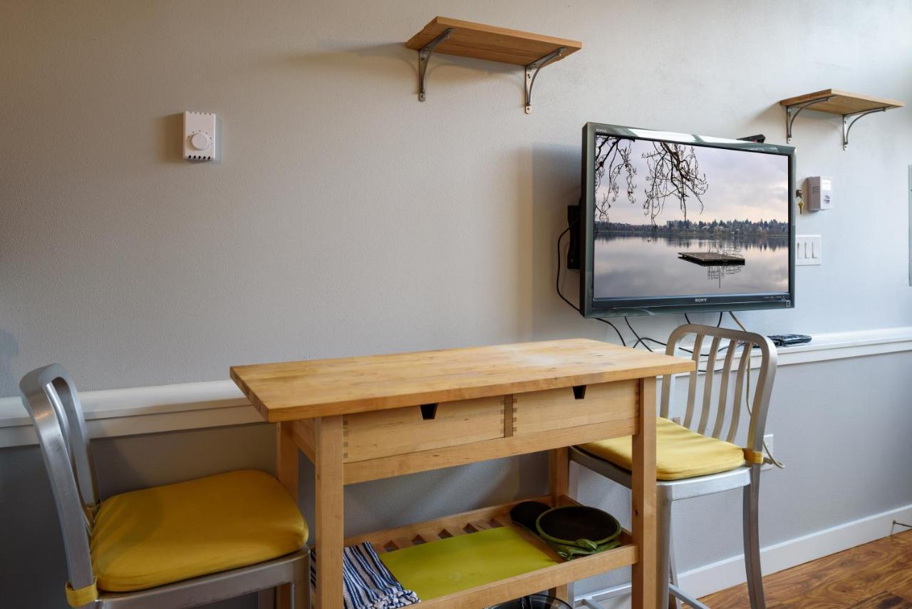Tiny House By Kabino Mini Modern Tiny Home Heart Of Green Lake Pet Friendly Wifi Loft Up Ladder Plus Sleeper Sofa Сіетл Екстер'єр фото