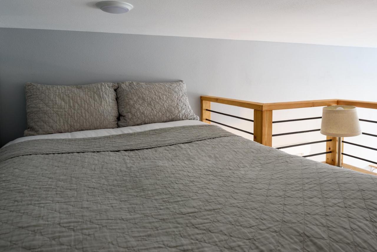 Tiny House By Kabino Mini Modern Tiny Home Heart Of Green Lake Pet Friendly Wifi Loft Up Ladder Plus Sleeper Sofa Сіетл Екстер'єр фото